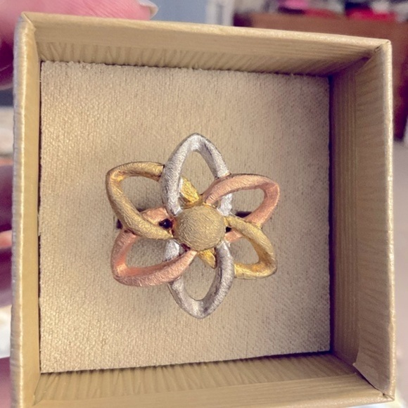 Rose, gold, silver floral motif ring. Size 7. Rhodium over .925 silver. - Picture 10 of 10